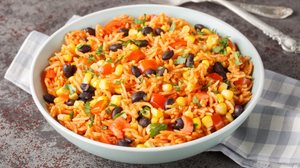 Arroz mexicano com feijão-preto, milho-verde e tomate (Imagem: Sergii Koval | Shutterstock)