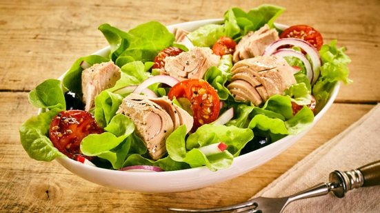 Salada de atum (Imagem: stockcreations | Shutterstock)