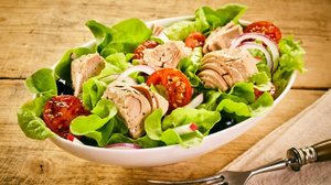 Salada de atum (Imagem: stockcreations | Shutterstock)