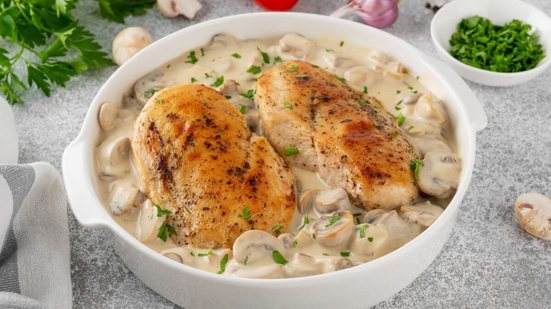 Frango com molho cremoso de cogumelos (Imagem: irina2511 | Shutterstock)