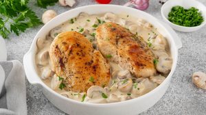 Frango com molho cremoso de cogumelos (Imagem: irina2511 | Shutterstock)