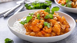 Curry de grão-de-bico com couve-flor e abóbora (Imagem: Elena Veselova | Shutterstock)