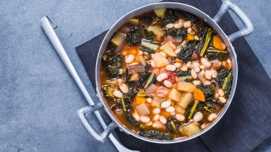 Feijão-branco com legumes e couve (Imagem: leonori | Shutterstock)