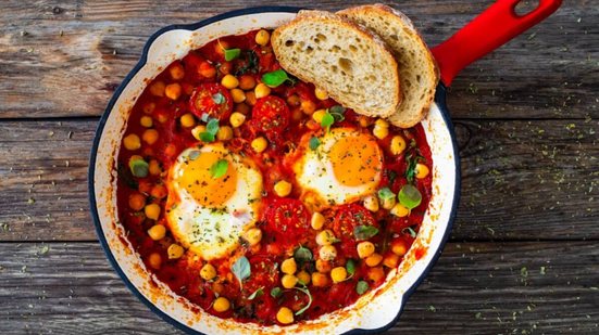 Ovos cozidos com molho de tomate e grão-de-bico (Imagem: Jacek Chabraszewski | Shutterstock)