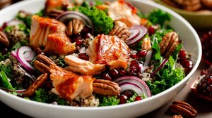 Salada de salmão com nozes e romã (Imagem:  Sea Wave | Shutterstock)