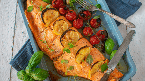 Salmão assado com tomate-cereja e limão-siciliano (Imagem: Angelika Heine | Shutterstock)