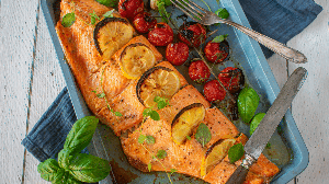 Salmão assado com tomate-cereja e limão-siciliano (Imagem: Angelika Heine | Shutterstock)
