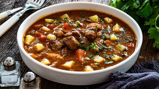 Carne de panela com batata e cenoura (Imagem: Jacek Chabraszewski | Shutterstock)