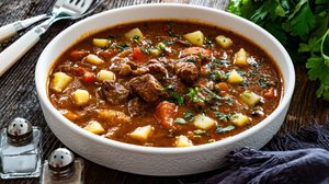 Carne de panela com batata e cenoura (Imagem: Jacek Chabraszewski | Shutterstock)