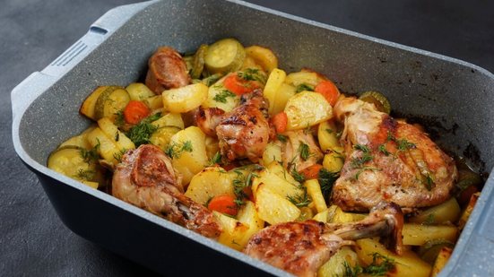 Frango assado com legumes (Imagem: Natalia Hanin | Shutterstock)