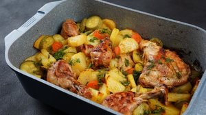 Frango assado com legumes (Imagem: Natalia Hanin | Shutterstock)