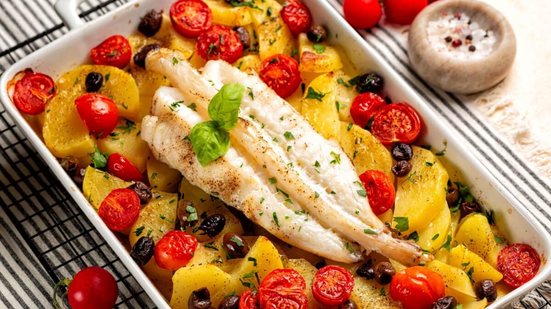 Peixe assado com vegetais (Imagem: OlgaBombologna | Shutterstock)