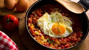Ovo com legumes na frigideira (Imagem: Lecker Studio | Shutterstock)