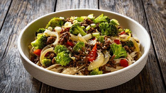 Macarrão com carne moída e vegetais (Imagem: Jacek Chabraszewski | Shutterstock)