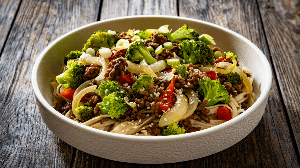 Macarrão com carne moída e vegetais (Imagem: Jacek Chabraszewski | Shutterstock)