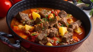 Carne de panela com legumes (Imagem: Esin Deniz | Shutterstock)
