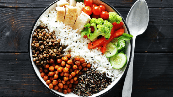 Bowl com arroz, lentilha, grão-de-bico crocante e legumes (Imagem: KucherAV | Shutterstock)