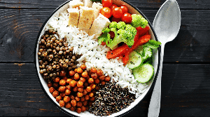 Bowl com arroz, lentilha, grão-de-bico crocante e legumes (Imagem: KucherAV | Shutterstock)