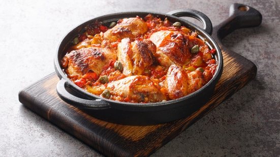 Frango leve ao molho rústico de tomate (Imagem: Sergii Koval | Shutterstock)