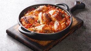 Frango leve ao molho rústico de tomate (Imagem: Sergii Koval | Shutterstock)