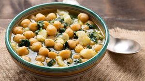 Grão-de-bico com espinafre e bacalhau (Imagem: asife | Shutterstock)