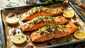 Salmão assado com ervas e limão (Imagem: odetteungureanu | Shutterstock)