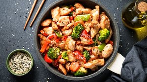 Frango refogado com legumes e gergelim (Imagem: nadianb | Shutterstock)