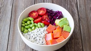 Poke de salmão (Imagem: Vladislav Chusov | Shutterstock)