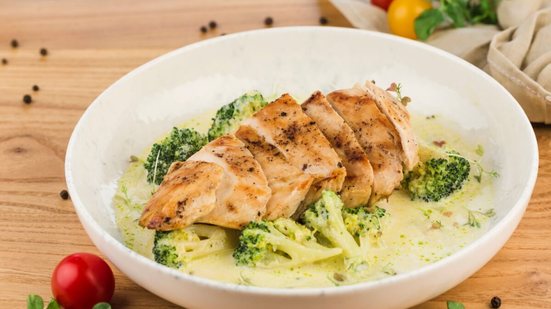 Peito de frango com molho de iogurte e brócolis (Imagem: Aleksey Khoruzhenko | Shutterstock)