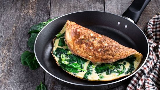 Omelete de claras com espinafre e ricota (Imagem: Elena Zajchikova | Shutterstock)