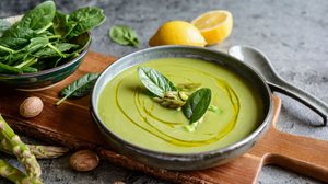 Sopa de aspargos e espinafre (Imagem: NoirChocolate | Shutterstock)