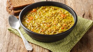 Sopa de lentilha com legumes, gengibre e cúrcuma (Imagem: Sergii Koval | Shutterstock)