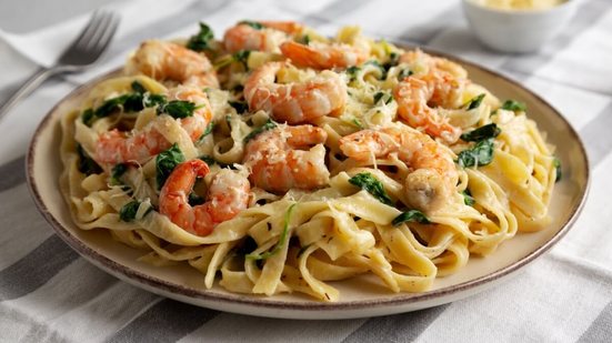 Fettuccine com camarão e ora-pro-nóbis (Imagem: Liudmyla Chuhunova | Shutterstock)