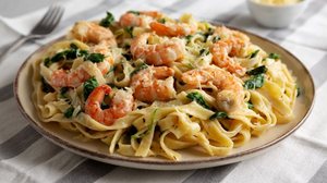 Fettuccine com camarão e ora-pro-nóbis (Imagem: Liudmyla Chuhunova | Shutterstock)