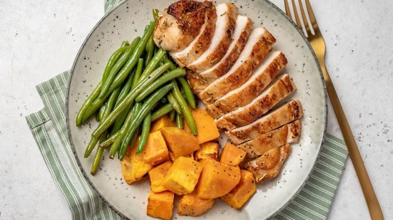 Frango grelhado com vagem e batata-doce laranja
(Imagem: Elena Shashkina | Shutterstock)