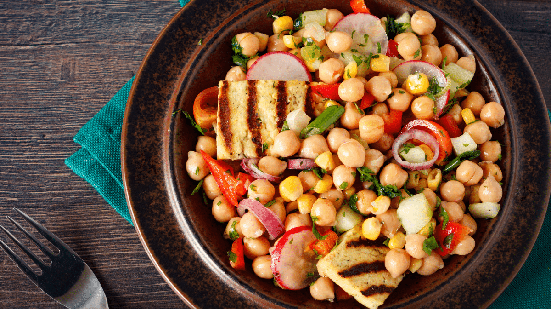 Salada morna de grão-de-bico com tofu (Imagem: NADKI | Shutterstock)