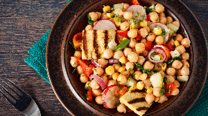 Salada morna de grão-de-bico com tofu (Imagem: NADKI | Shutterstock)