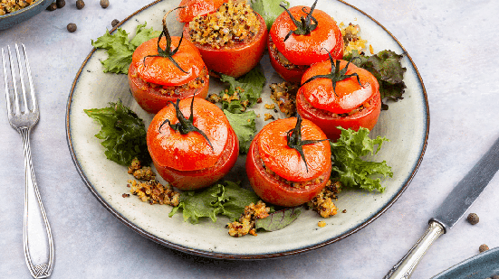 Tomates assados recheados com quinoa e legumes (Imagem: Mykolal Mykolal | Shutterstock)