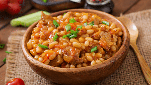 Feijão-jalo com carne e tomate (Imagem: Timolina | Shutterstock)