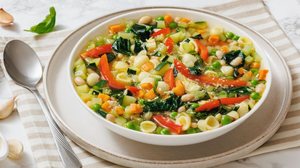 Sopa de legumes, feijão-branco e massa conchinha (Imagem: from my point of view | Shutterstock)