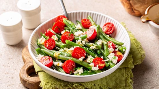 Salada de vagem com tomate-cereja e queijo (Imagem: OlgaBombologna | Shutterstock)