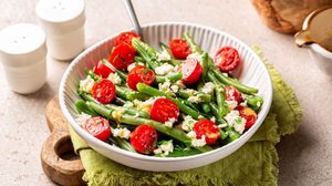 Salada de vagem com tomate-cereja e queijo (Imagem: OlgaBombologna | Shutterstock)