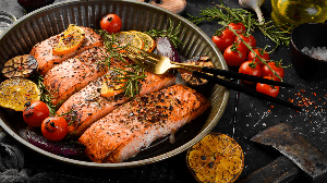 Salmão assado com laranja, alecrim e tomate (Imagem: YARUNIV Studio | Shutterstock)