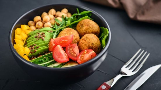 Bowl com falafel, grão-de-bico e vegetais (Imagem: mama_mia | Shutterstock)