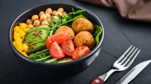Bowl com falafel, grão-de-bico e vegetais (Imagem: mama_mia | Shutterstock)