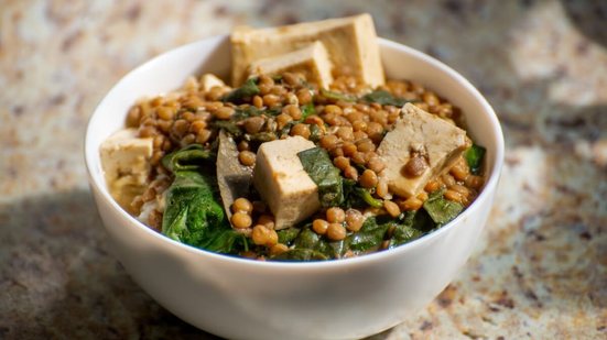 Lentilha refogada com espinafre e tofu (Imagem: Skye_Fotos | Shutterstock)