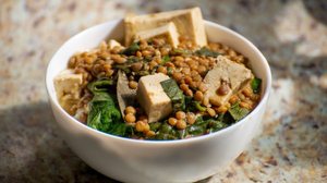 Lentilha refogada com espinafre e tofu (Imagem: Skye_Fotos | Shutterstock)