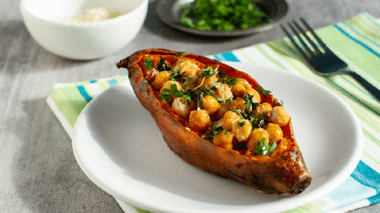 Batata-doce recheada com grão-de-bico (Imagem: NADKI | Shutterstock)