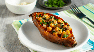 Batata-doce recheada com grão-de-bico (Imagem: NADKI | Shutterstock)