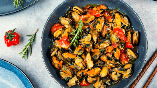 Mexilhão salteado com tomate-cereja e ervas (Imagem: Mykolal Mykolal | Shutterstock)